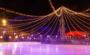 Stockholm - 25 Kasım 2018: insanlar ne zaman akşamları, Kungstrandgarden, Stokholm, İsveç, 25 Kasım 2018 yılında buz pateni alanı üzerindeki Led dekorasyon kar düşen parkta paten