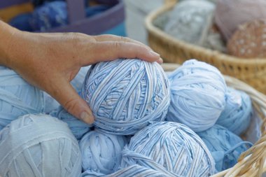 Mat mavi bir top tutan kadının el parçalamak