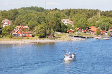 Grisslehamn, İsveç - 13 Temmuz 2018: İskandinavya 'daki Baltık Denizi' nde morina yakalamak için kullanılan ağı aldıktan sonra Grisslehamn limanına dönen küçük bir balıkçı teknesi. 13 Temmuz 2018
