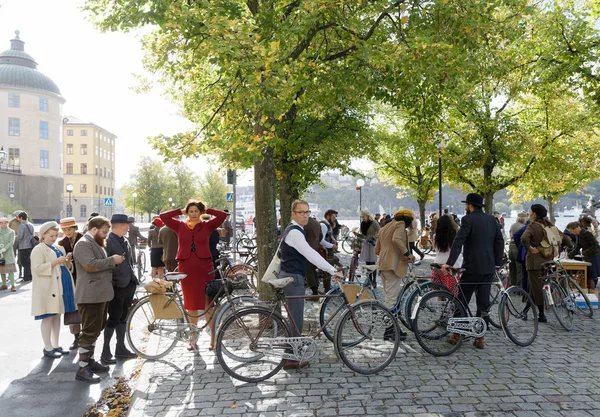 ストックホルム 2018 1950 年代大手から古い昔ながらのツイードの服を着ている人 レトロ自転車ツイード イベントで自転車で 2018 ストックホルム スウェーデン — ストック写真
