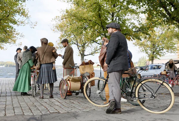 ストックホルム 2018 1950 年代大手から古い昔ながらのツイードの服を着ている人 レトロ自転車ツイード イベントで自転車で 2018 ストックホルム スウェーデン — ストック写真