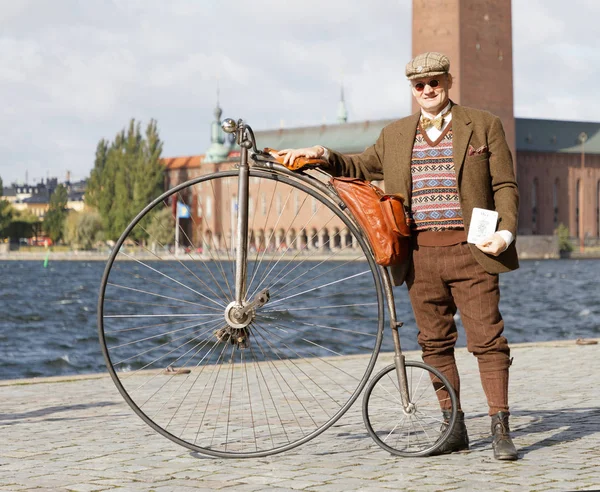Estocolmo Septiembre 2018 Hombre Mayor Con Traje Tweed Anticuado Sosteniendo — Foto de Stock