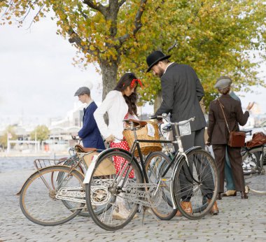 Stockholm - 22 Eylül 2018: Bir grup insan eski moda tüvit kıyafetler ve retro Bisiklet Bisiklet Tweed olay 22 Eylül 2018 Stokholm, İsveç'te giyiyor
