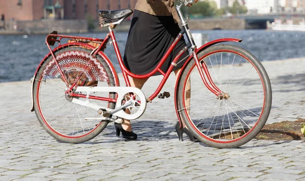 Estocolmo Septiembre 2018 Mujer Líder Bicicleta Vintage Roja Ofrece Piedra — Foto de Stock