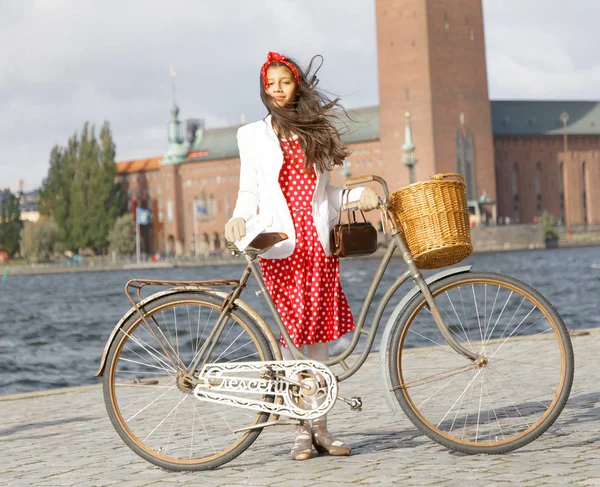Estocolmo Septiembre 2018 Hermosa Mujer Con Vestido Rojo Sosteniendo Una — Foto de Stock