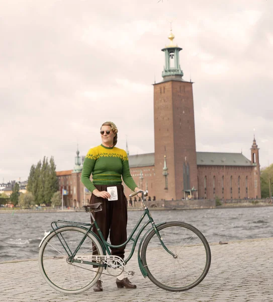 Estocolmo Septiembre 2018 Mujer Vestida Con Suéter Punto Verde Sosteniendo — Foto de Stock