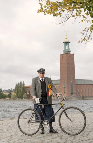 Stockholm Septiembre 2018 Hombre Con Traje Tweed Sombrero Anticuados Sosteniendo — Foto de Stock