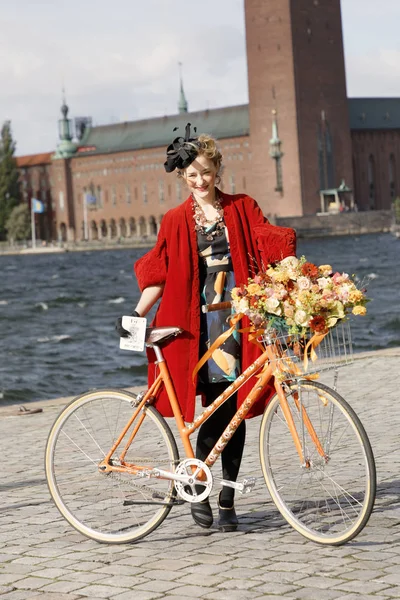Estocolmo Septiembre 2018 Mujer Vestida Con Ropa Roja Sosteniendo Una — Foto de Stock