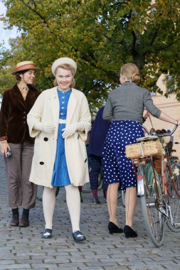 Stockholm - 22 Eylül 2018: genç kadın 1050s eski moda giysiler giyen gülümseyen bir retro Bisiklet Tweed olayda 22 Eylül 2018 Stokholm, İsveç'te holding