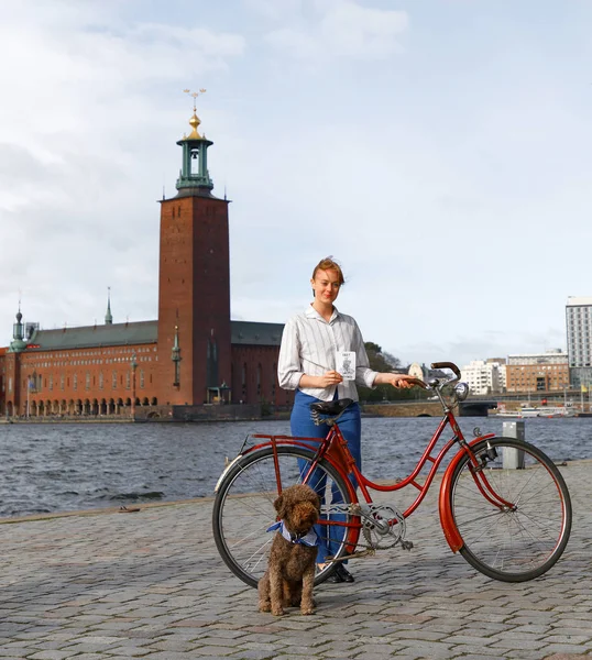 Estocolmo Septiembre 2018 Mujer Perro Con Una Bicicleta Época Delante — Foto de Stock