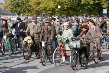 Stockholm - 22 Eylül 2018: Eski moda tüvit giysiler giyen bir grup insan 22 Eylül 2018 'de İsveç' in Stockholm kentinde düzenlenen Tweed 'de bisiklet yarışmasına başlamak için inliyor.