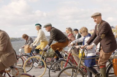 Stockholm - 22 Eylül 2018: Grup Tweed olayda Tweed olay Bisiklet Bisiklet içinde 22 Eylül 2018 yılında Stokholm Bisiklete binme eski moda tüvit kıyafetler giyen insan