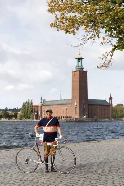 Estocolmo Septiembre 2018 Niño Con Ropa Ciclismo Anticuada Sosteniendo Una — Foto de Stock