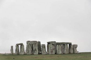 Amesbury, İngiltere - 23 Aralık 2018: Stonehenge taş anıtın bulutlu bir günde inşa geç Neolitik dönemde, MÖ 2500 yıllarında bilinmeyen nedenle. 23 Aralık 2018 Amesbury, İngiltere