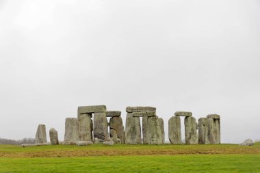 Amesbury, İngiltere - 23 Aralık 2018: Stonehenge taş anıtın bulutlu bir günde inşa geç Neolitik dönemde, MÖ 2500 yıllarında bilinmeyen nedenle. 23 Aralık 2018 Amesbury, İngiltere