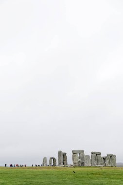 Amesbury, İngiltere - 23 Aralık 2018: Stonehenge taş anıtın izlerken turist bulutlu bir günde inşa geç Neolitik dönemde, MÖ 2500 yıllarında bilinmeyen nedenle. 23 Aralık 2018 Amesbury, İngiltere