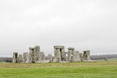 Amesbury, İngiltere - 23 Aralık 2018: Stonehenge taş anıtın bulutlu bir günde inşa geç Neolitik dönemde, MÖ 2500 yıllarında bilinmeyen nedenle. 23 Aralık 2018 Amesbury, İngiltere
