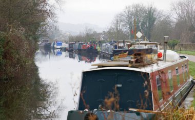 Bath, Büyük Britanya - 25 Aralık 2018: şehir banyo Kennet ve Avon kanalda birçok dar tekneler. 25 Aralık 2018 Bath, Büyük Britanya