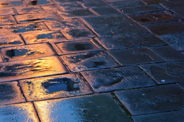 Humedecidos Adoquines Atardecer Lámpara Reflejándose Agua — Foto de Stock