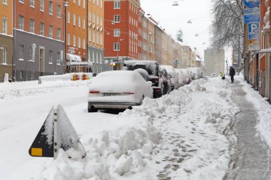 Stockholm, İsveç - 03 Şubat 2019: Kar kaos ve birçok park etmiş arabaların kar, binalar ve ağaçlar içinde belgili tanımlık geçmiş ile kaplı. 03 Şubat 2019 Stokholm, İsveç