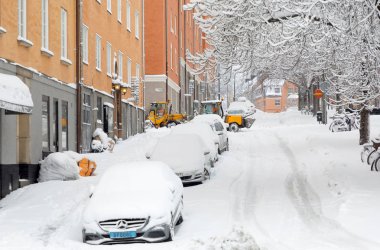 Stockholm, İsveç - 03 Şubat 2019: Kar kaos ve birçok park etmiş arabaların kar, binalar ve ağaçlar içinde belgili tanımlık geçmiş ile kaplı. 03 Şubat 2019 Stokholm, İsveç