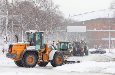Stockholm, İsveç - 03 Şubat 2019: 03 Şubat 2019 Stokholm, İsveç Stokholm, sokaklarda Pulluklar ile donatılmış Traktörler kullanarak kar temizleme