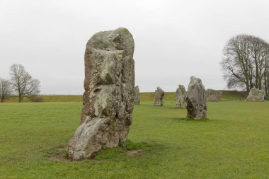 Wiltshire, İngiltere - 23 Aralık 2018: Avebury Circle taş heykeli Neolitik çağın sonlarında, bilinmeyen bir nedenle M.Ö. 2600 civarında inşa edildi. 23 Aralık 2018, Wiltshire, İngiltere