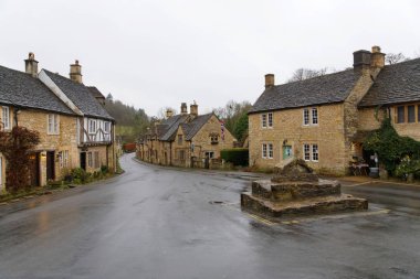 Cotswald, İngiltere'de en güzel köy Castle Combe içinde Cotswald, Büyük Britanya - 23 Aralık 2018: kırsal mimari. 23 Aralık 2018 Cotswold İngiltere'de