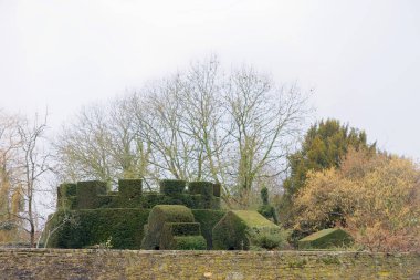 Bahçedeki bir şato şeklindeki kutudan yapılma testisler.