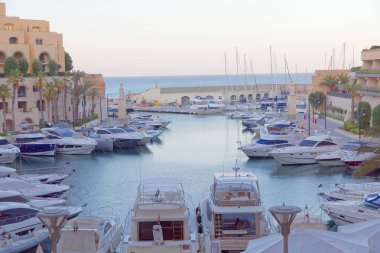 Liman Portomaso yat limanı, St Julien's Valetta yakın nerede 