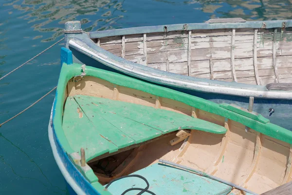 Fechar-se de coloridos barcos de pesca tradicionais azuis e verdes em — Fotografia de Stock