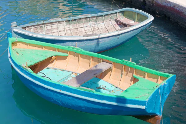 항구에서 다채로운 파란색과 녹색 전통적인 낚시 보트 — 스톡 사진