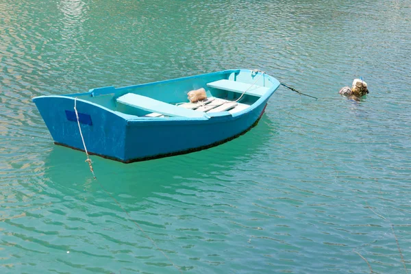 Barcos de pesca tradicionais azuis coloridos na água verde em th — Fotografia de Stock