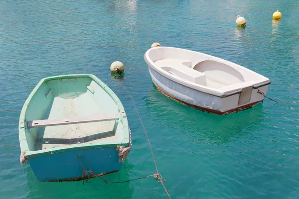 Цветные голубые и зеленые традиционные рыбацкие лодки в гавани — стоковое фото