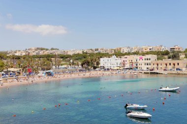 İnsanlar San Gorg Harq Hamiem Vadisi yakın Plajı'nda yüzme