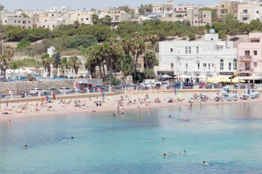 İnsanlar San Gorg Harq Hamiem Vadisi yakın Plajı'nda yüzme