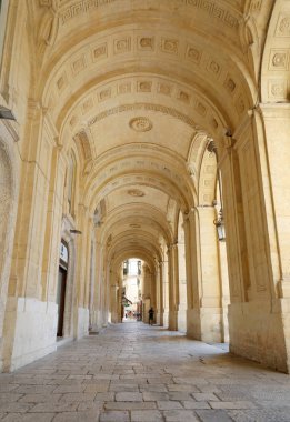 Valletta 'da güzel bir binanın kemerleri sıcak bir yaz günü