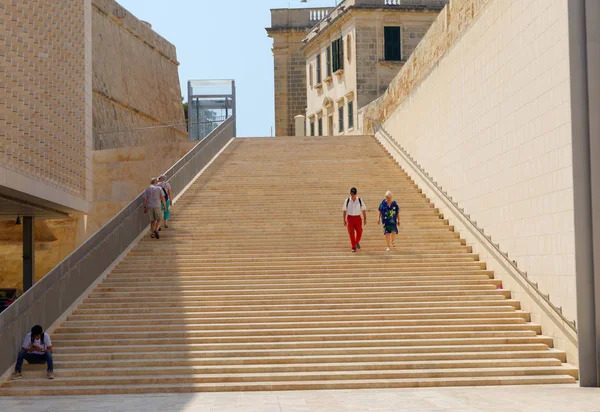 Persone che camminano su e giù per una lunghissima scalinata in pietra a Vallet — Foto Stock