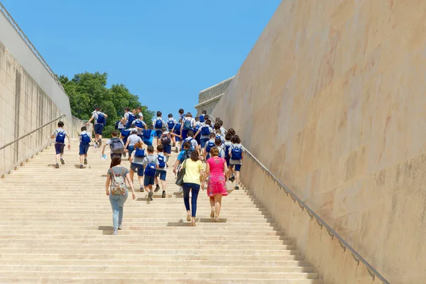 Skolklass går uppför en stentrappa i Valletta en varm summ — Stockfoto