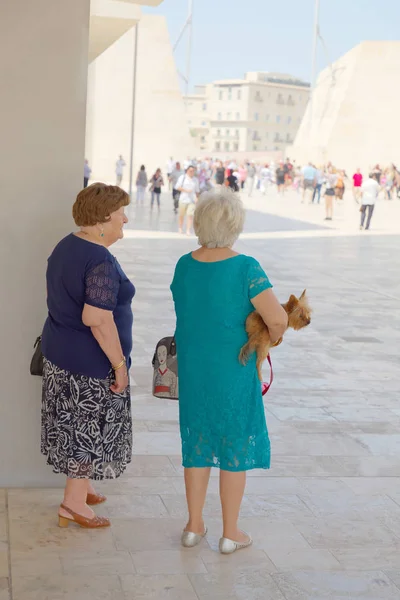 Två äldre kvinnor söker skuggan i Valletta en varm sommardag — Stockfoto