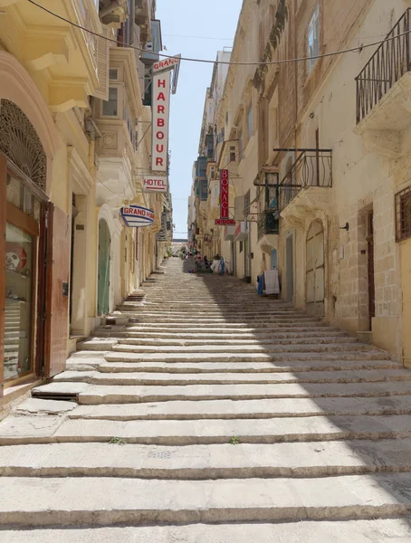 Typisk lång stentrappa i Valletta en varm sommardag — Stockfoto