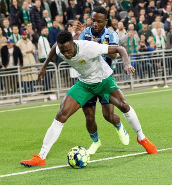 Odilion (Hif) ve Buya Turay (Dif) topu almak için mücadele ediyorlar