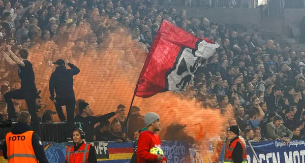 Patrocinadores y humo de Bengals en el derby sueco de fútbol —  Fotos de Stock