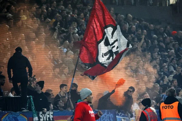 Patrocinadores y humo de Bengals en el derby sueco de fútbol —  Fotos de Stock