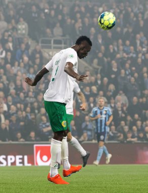 Kouakou Odilon (Hif) İsveç futbol kupasında topu başını sallıyor