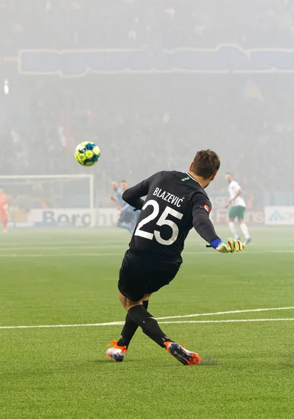 Guardião Davor Blazevic chutando a bola no copo de futebol sueco — Fotografia de Stock