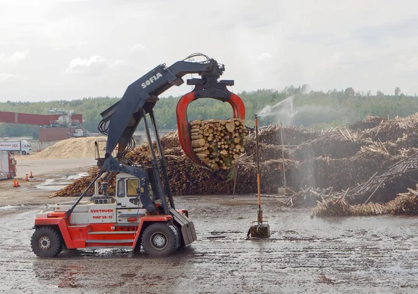 Grote machine laden hout bij de pulp en papier molen — Stockfoto