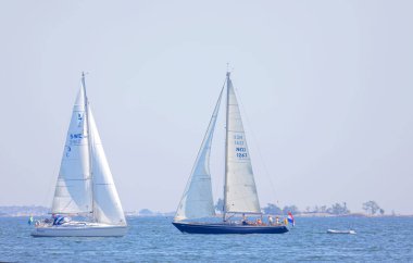 İsveç Takımadaları 'nda mavi okyanusta iki Yelkenli, Islet