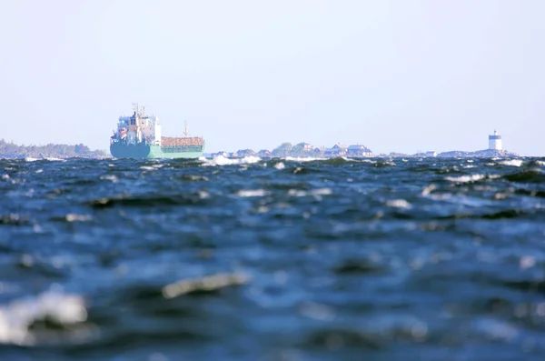Gran portaaviones cargado de madera en el océano tormentoso en el — Foto de Stock