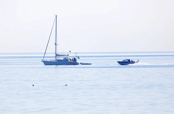 Un velero y un barco a motor en el océano azul en el sueco — Foto de Stock
